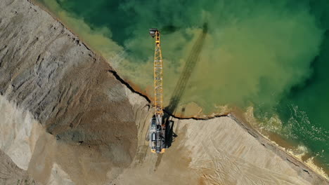 Luftaufnahme-Von-Baggern,-Die-Sand-Und-Kies-Am-Seeufer,-Schwerindustrie-Und-Baumaschinen-Bewegen