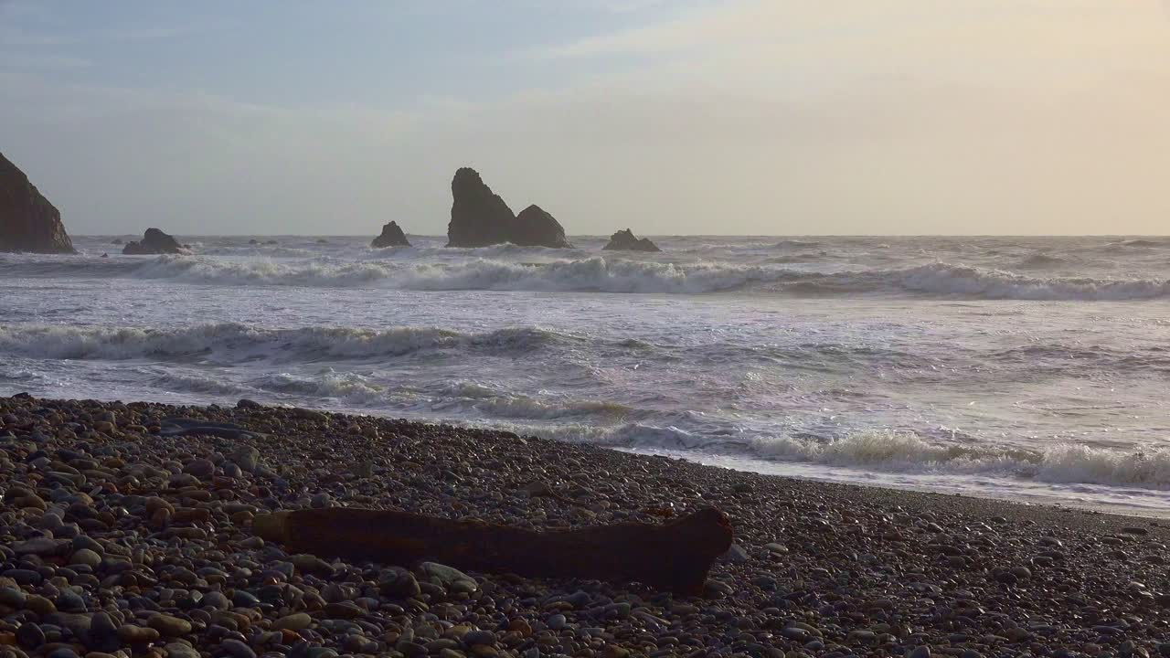 Forte mareggiata e onde sulla spiaggia della Copper Coast a Waterford durante una tempesta atlantica in una mattinata invernale