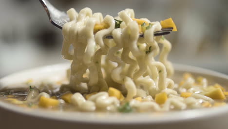 Primer-Plano-En-Cámara-Lenta-De-Fideos-Instantáneos-En-Un-Tenedor