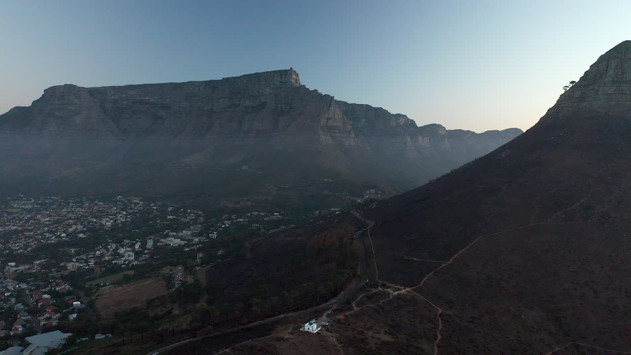 Paesaggio urbano di Città del Capo tra la Lion's Head e la Table Mountain in Sudafrica