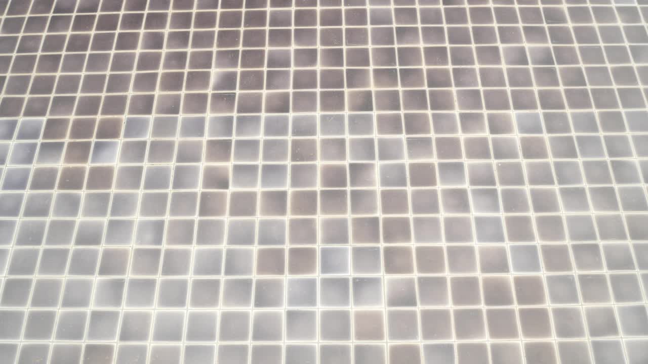 vista de la superficie del agua en la piscina con la luz del sol reflejada en la superficie