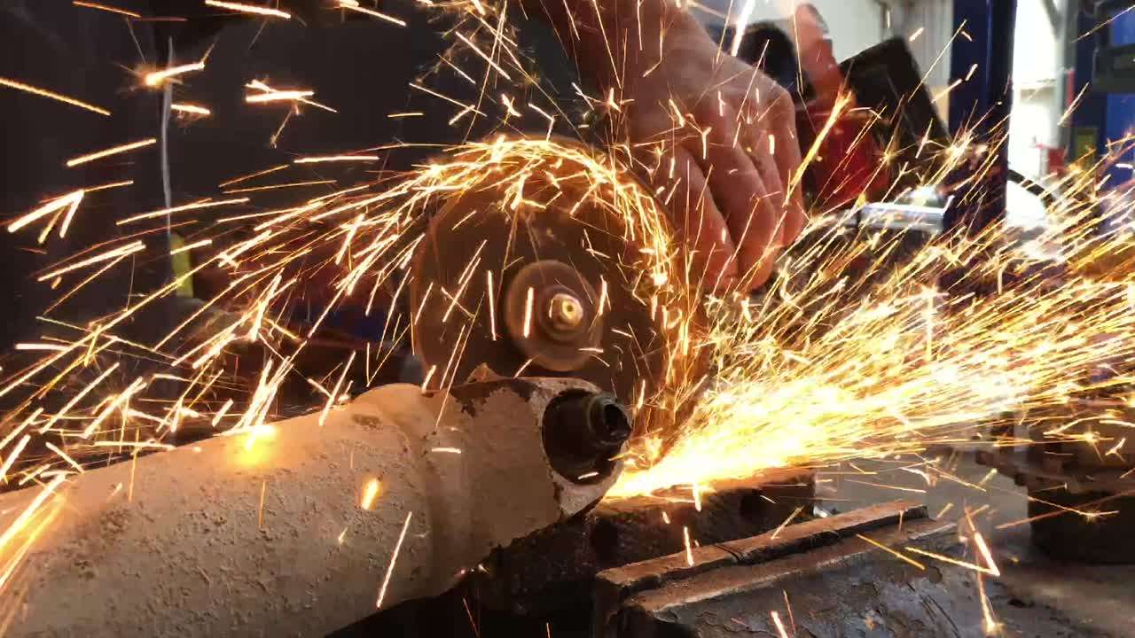 molienda de un eje de accionamiento para eliminar una unión universal