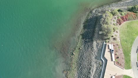 Küstenblick-Auf-Das-Ruhige-Wasser-Und-Den-Strand