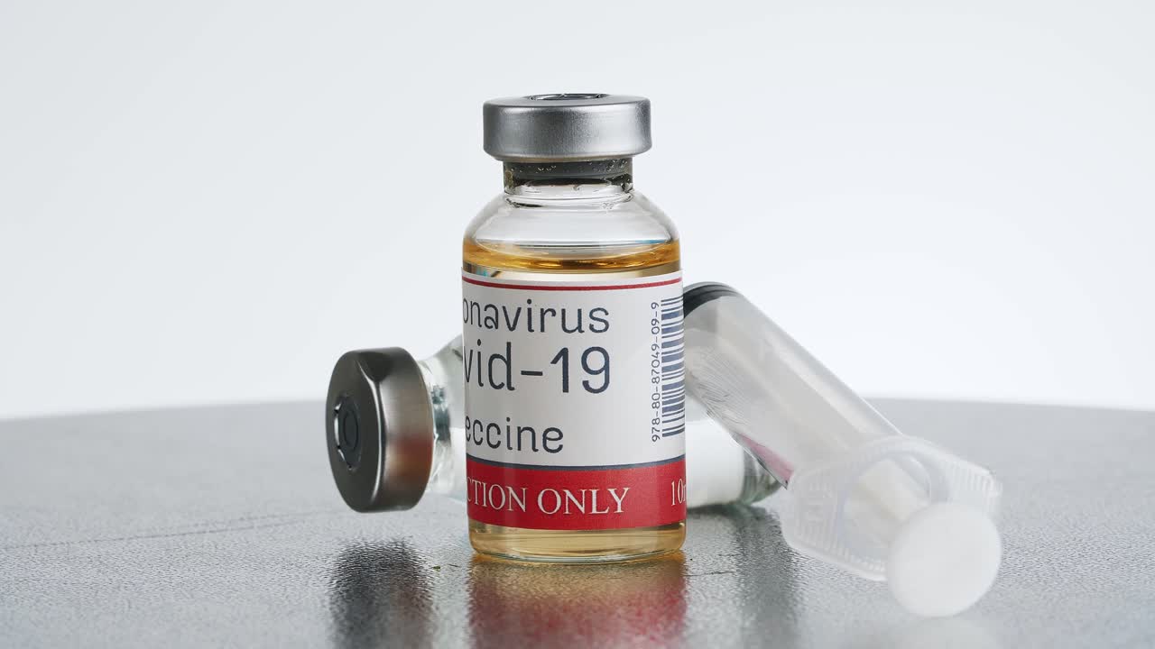 vacuna contra la covid-19 y jeringa