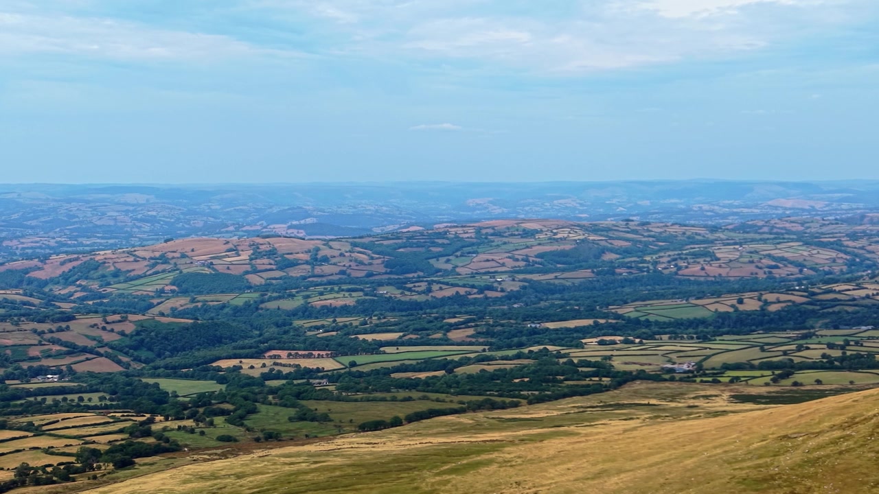 Droneopptak som viser alvorlig tørkepåvirkning på det britiske landskapet og jordbruket. Fremhever tørr jord, uttørkede beitemarker og skadede avlinger som følge av langvarige hetebølger og ekstremvær.
