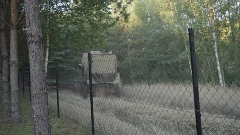 una cosechadora que corta el heno en kaszuby, polonia