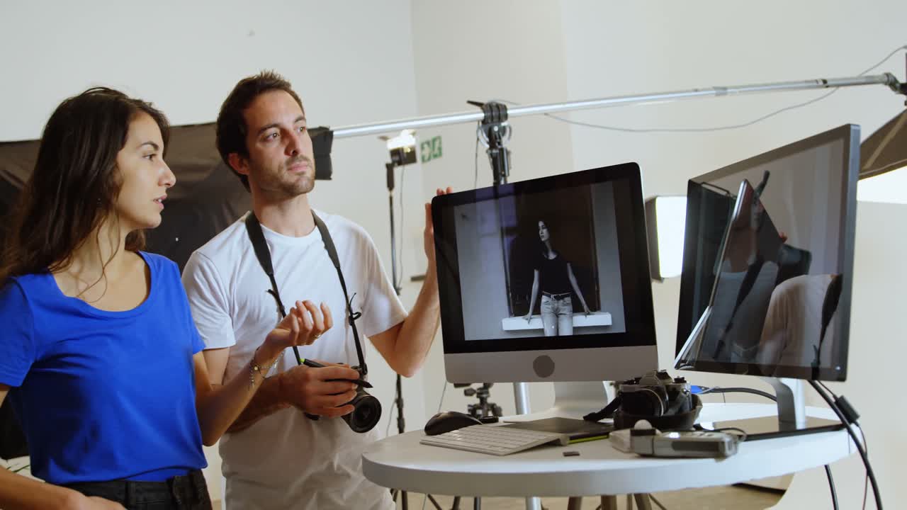 fotógrafo masculino y modelo discutiendo sobre fotos 4k