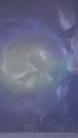 animación del procesamiento de datos sobre el médico caucásico con máscara facial inspeccionando