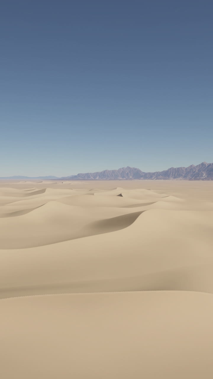 Dune di sabbia del deserto con una catena montuosa sullo sfondo