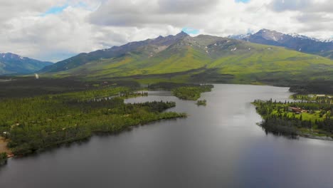 video de drones de 4k de montañas alrededor del lago otto cerca de healy, alaska en un día soleado de verano