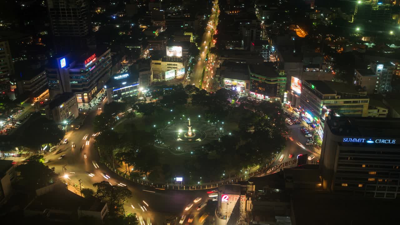 наблюдение за ночным движением вокруг круга фонте-осмена в центре города себу, филиппины