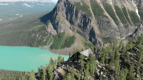 Vista-Aérea-Del-Parque-Nacional-De-Banff,-Volando-Sobre-El-Pintoresco-Parador-En-Las-Montañas-Rocosas-Canadienses-Durante-El-Verano,-Lago-Louise,-Alberta,-Canadá