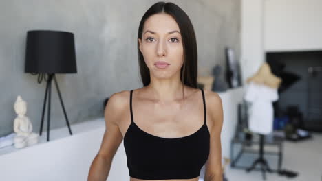 mujer con ropa de entrenamiento