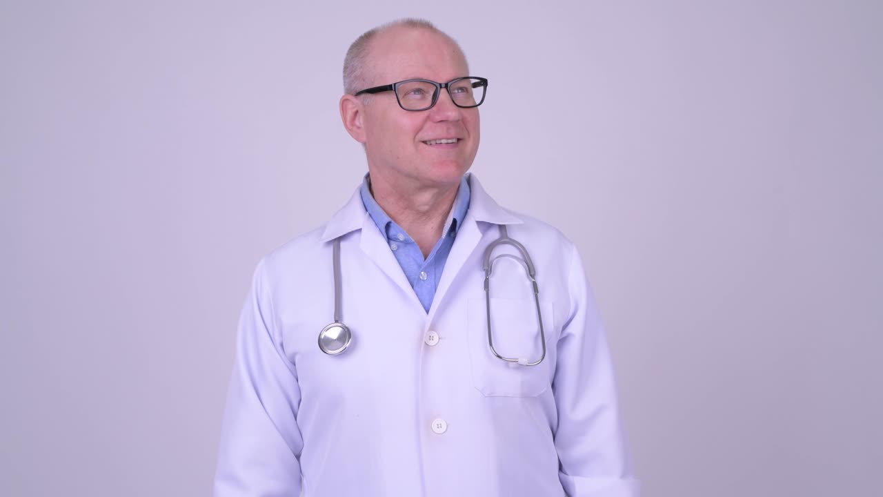 fotografía de estudio de un hombre viejo y guapo, doctor.