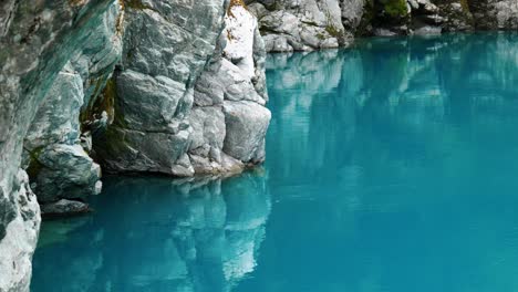 Spiegel-Der-Natur:-Felsen,-Die-Sich-Im-Ruhigen-Wasser-Der-Hokitika-Schlucht-Spiegeln