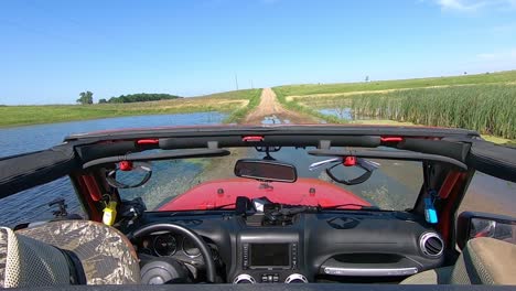 Pov-Fahren-Auf-Einer-überfluteten-Schotterstraße-Im-Ländlichen-South-Dakota