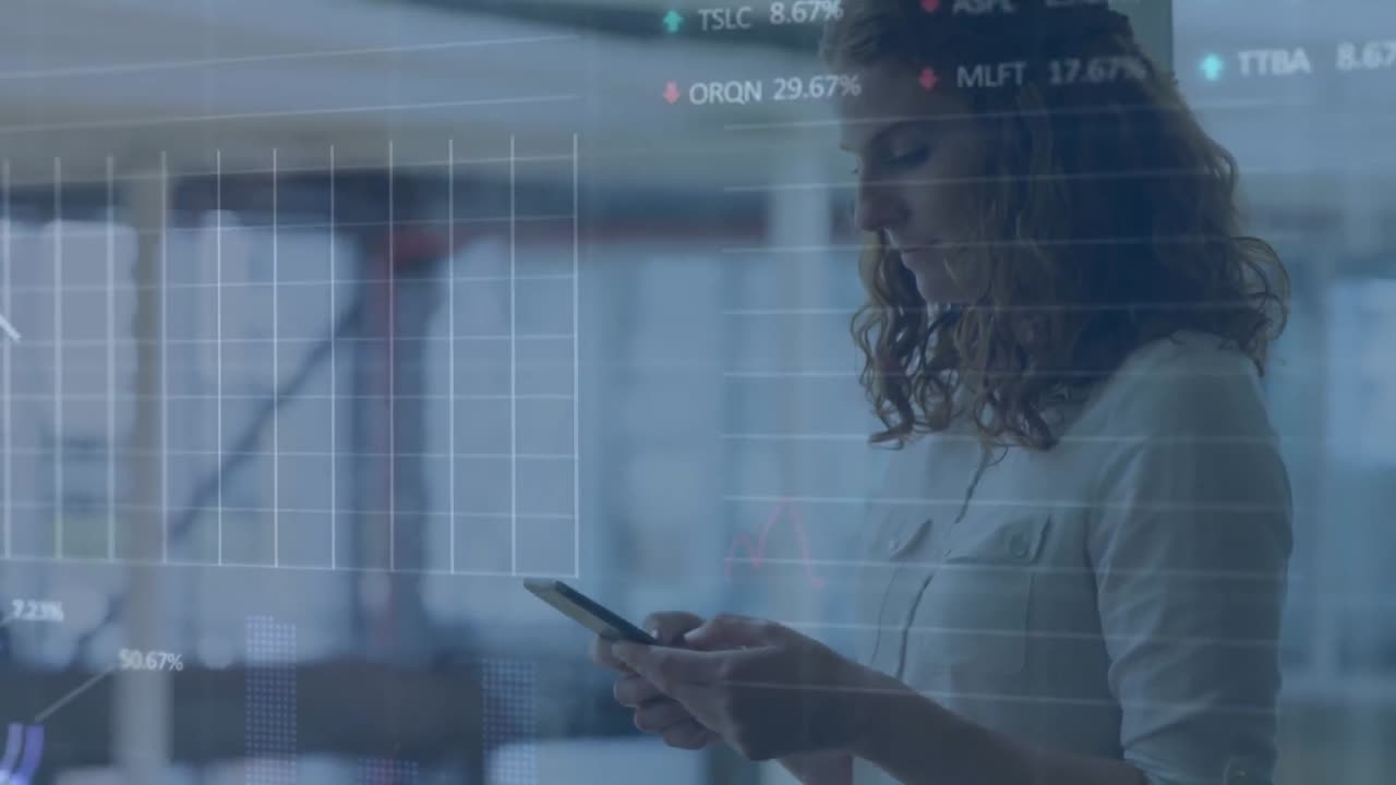animación del procesamiento de datos del mercado de valores sobre mujer caucásica usando teléfono inteligente en la oficina