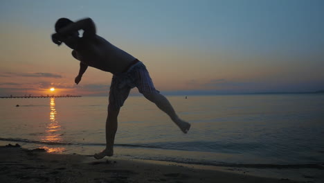 un tipo haciendo trucos acrobáticos en la playa