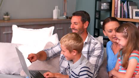 Familie-Benutzt-Laptop-Auf-Der-Couch