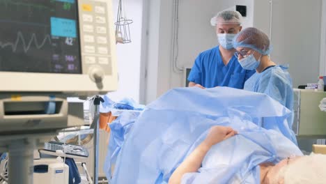 procedimiento médico en la sala de operaciones