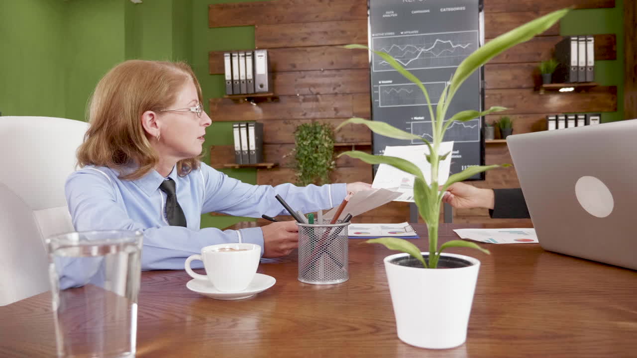 успешные бизнесмены проводят брифинг в конференц-зале.