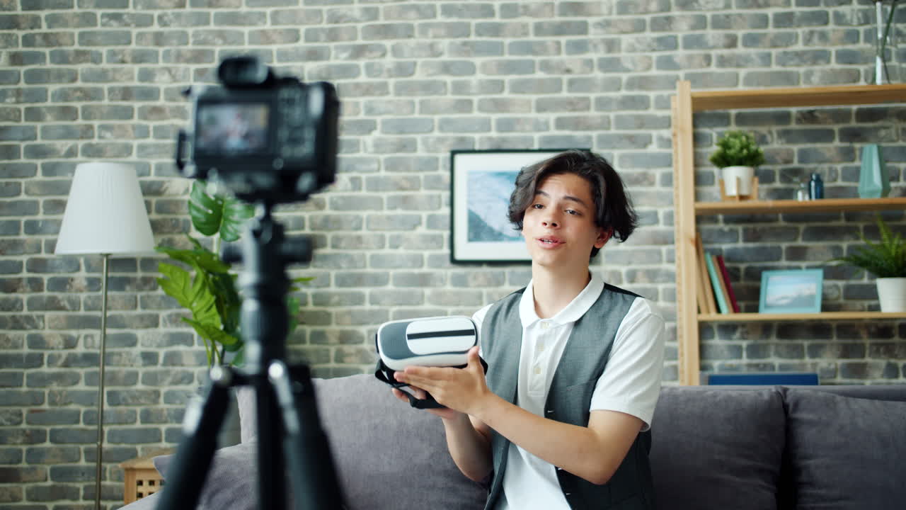 Teenager anmelder VR-headset.