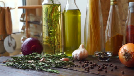ingredienti alimentari su tavola di legno. spezie e erbe. primo piano di pepe spezia