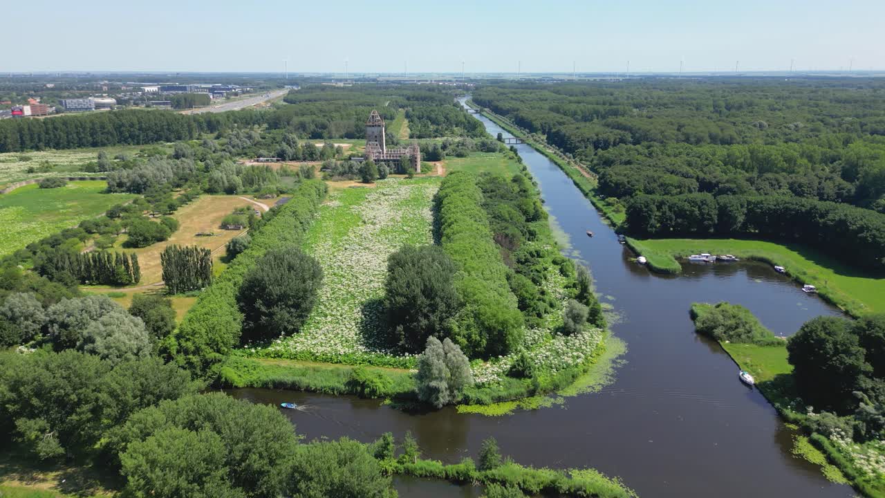 네덜란드 플레볼랜드 주 알메레 시의 자연 공원, 물 운하, 버려진 카스텔 위에서 드론으로 촬영
