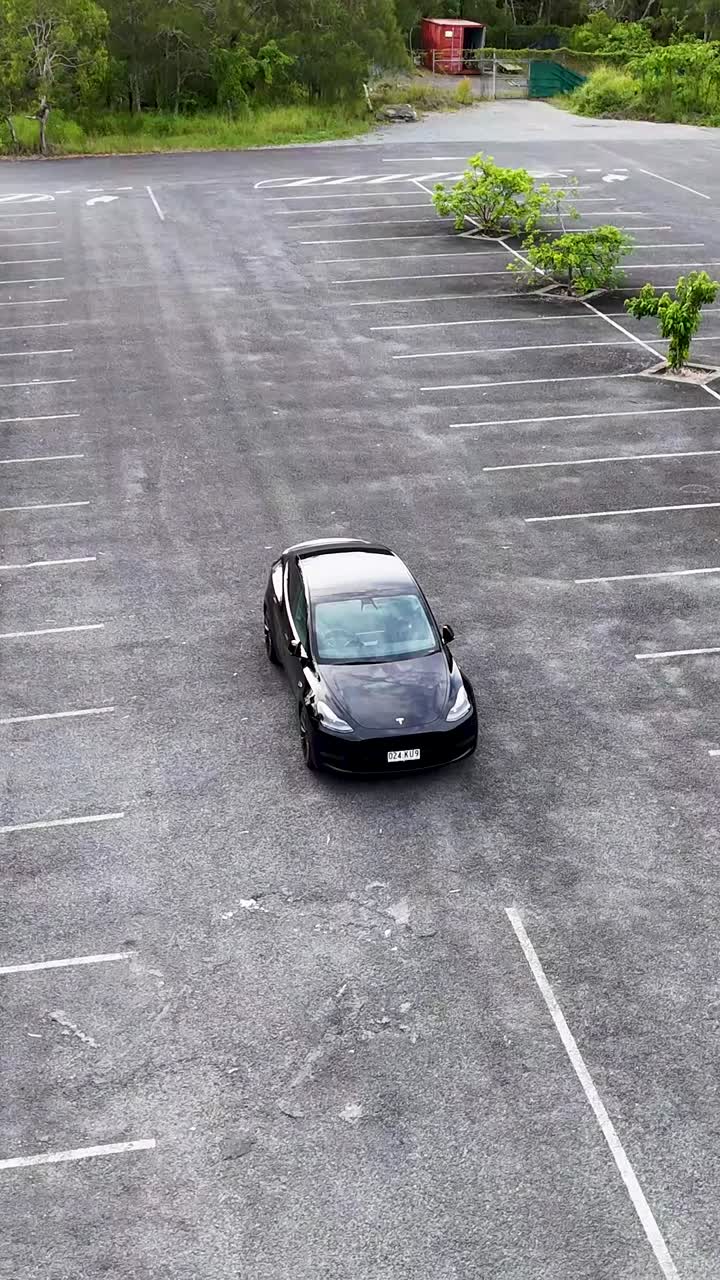 vista aérea de un coche en un terreno desierto