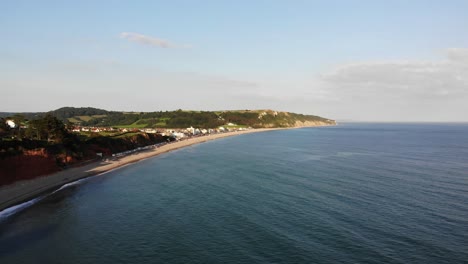 vista de la mañana a través de la costa de la playa de seaton y el canal inglés