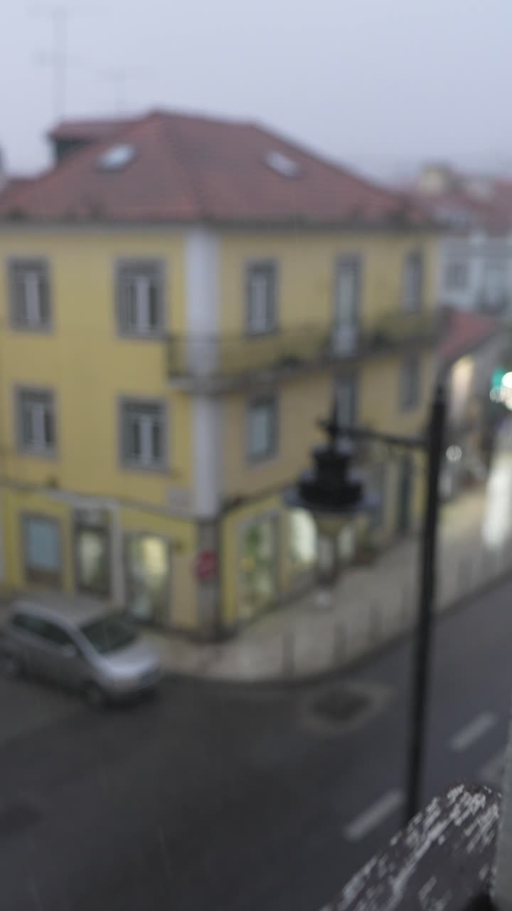 vista borrosa de la calle de la ciudad en un día lluvioso