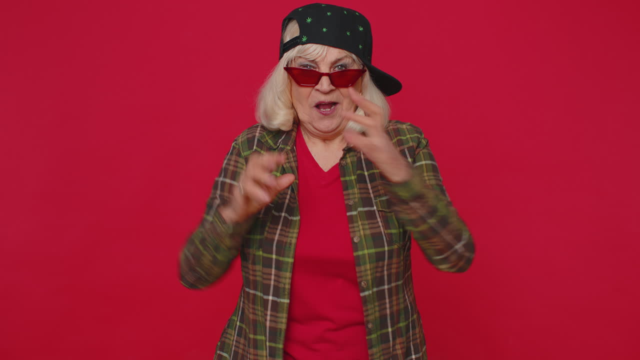 재미있고 즐거운 여자가 장난스럽고 어리석은 표정을 짓고, 찡그린 표정을 짓고, 혀를 보여주는 장난을 칩니다.