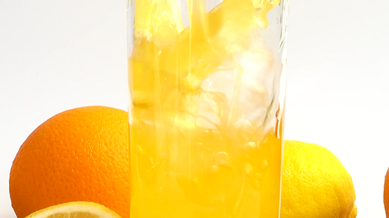 Preparazione di limonata con ghiaccio e limone.