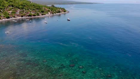 toma de revelación aérea sobre la laguna azul amed en bali, indonesia
