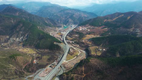 Transportstraße-Durch-Ein-Wunderschönes-Tal-In-Albanien,-Autobahn,-Die-In-Richtung-Bergkette-Führt