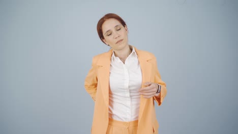mujer de negocios con dolor de espalda.