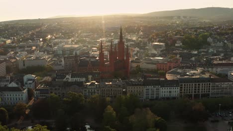 Vuelo-Alrededor-De-La-Iglesia-Del-Mercado-En-Wiesbaden-A-La-Luz-Del-Atardecer