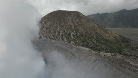 el avión entra en la nube de gas que se eleva desde el volcán mt bromo, java, indonesia.
