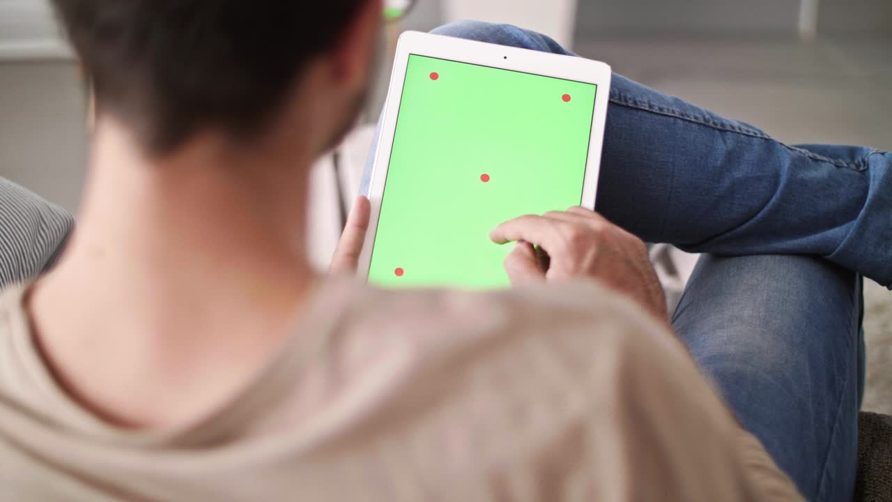 vista trasera de un hombre de negocios que usa una tableta digital en la oficina del hogar