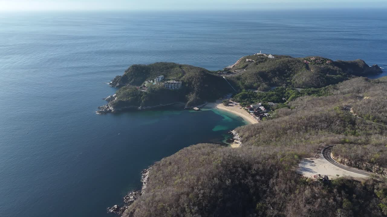 vista a través de un avión no tripulado de la playa la entrega en huatulco, oaxaca, méxico