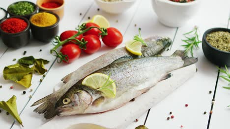 especias y tomates alrededor del pescado