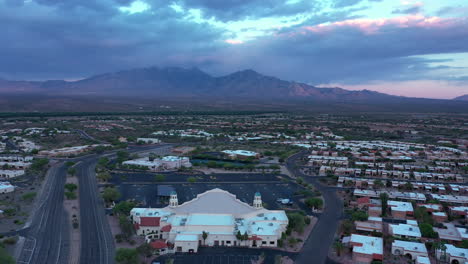 Vista-Aérea-De-La-Comunidad-De-Las-Colinas-Del-Desierto-Con-La-Iglesia-Episcopal-En-Green-Valley,-Arizona-Al-Atardecer---Disparo-De-Drones