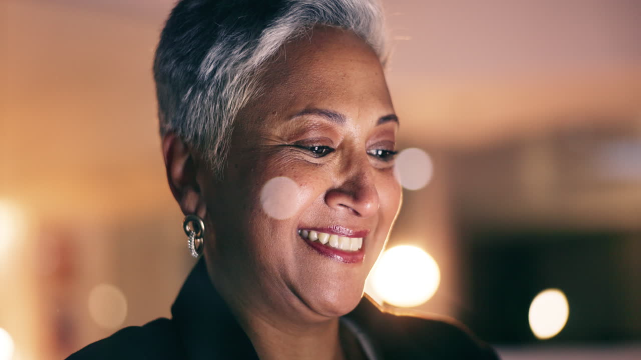 사무실에서 밤에 비즈니스 여자, 얼굴과 태블릿