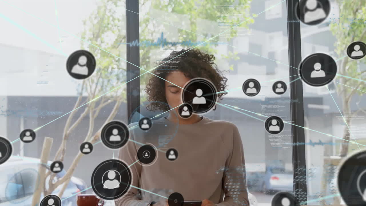 animación de la red de personas iconos sobre feliz hombre de cabello largo biracial usando teléfono inteligente