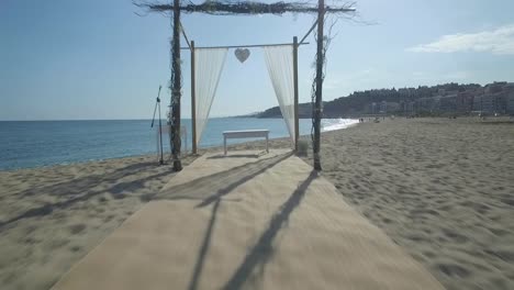 Volando-A-Través-Del-Pasillo-Vacío-De-La-Boda-En-La-Playa,-Antena-Hacia-Adelante