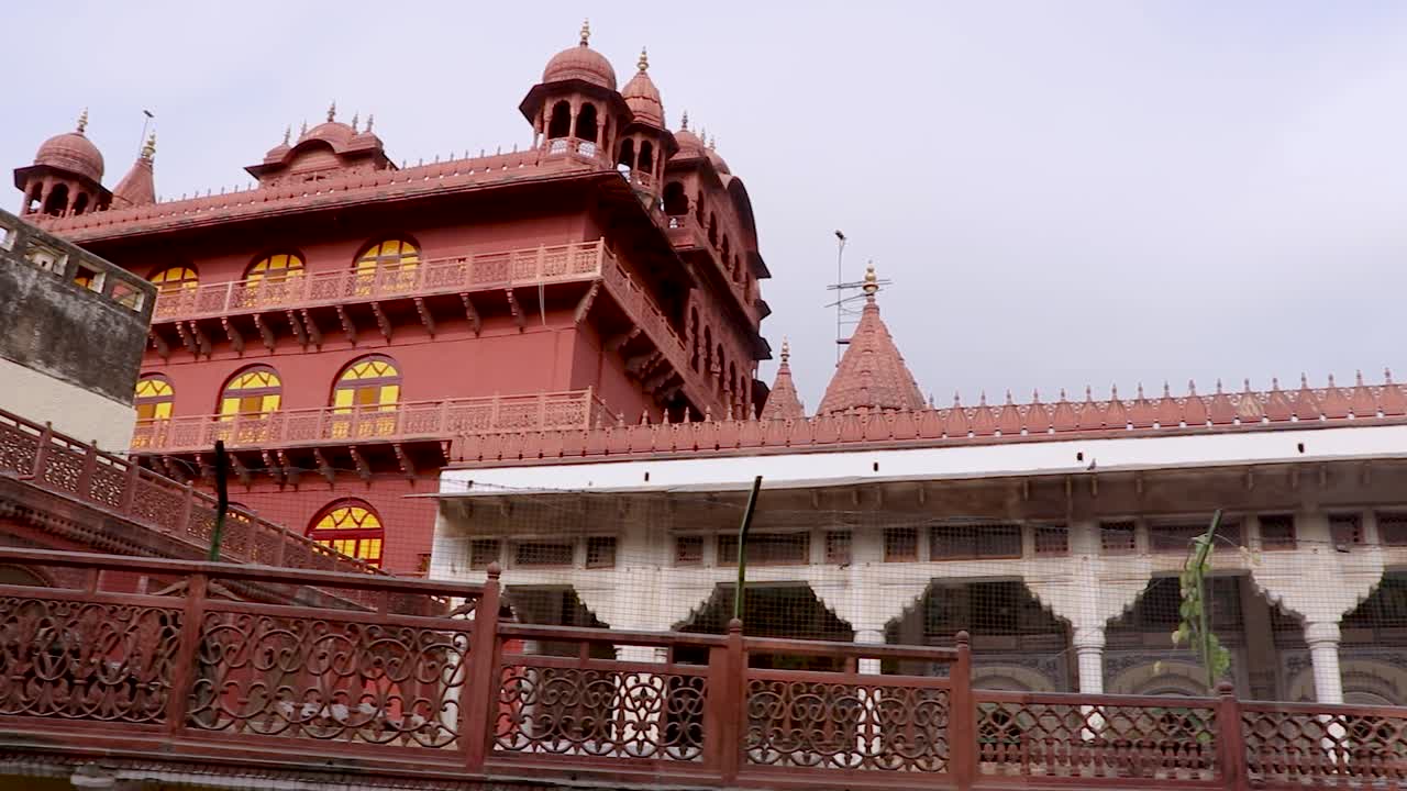 antiguo templo de piedra roja sagrada de jain en la mañana el video se toma en el templo de soni ji ki nasiya jain, ajmer, rajasthan, india