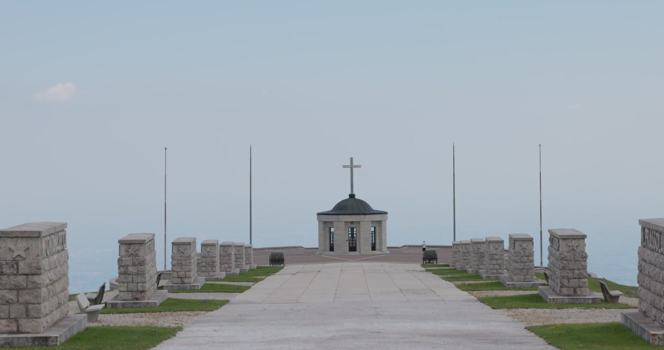 Via Eroica (Sentiero Eroico), un sentiero fiancheggiato da portali in pietra verso il Santuario Centrale e l'Ossario presso il Sacrario Militare del Monte Grappa in Italia. Ripresa statica