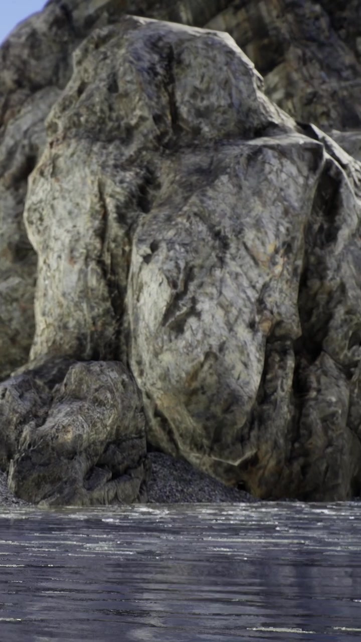 Rocce vicino all'acqua in un luogo tranquillo con la luce del tardo pomeriggio.