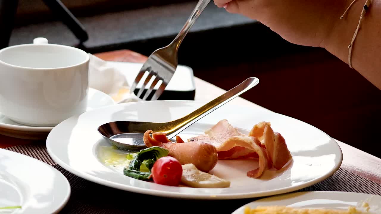 아침 식사를 즐기는 사람