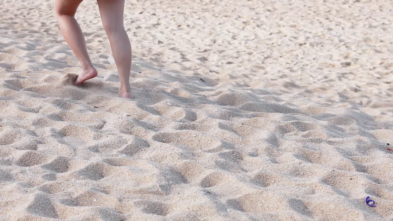 태국의 모래 해변에서 맨발로 고 있다.